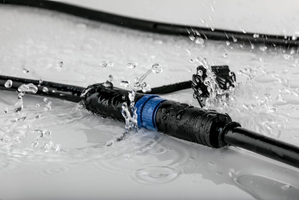 Plug & Shine Kabel IP68 2 m Schwarz mit zwei Anschlussbuchsen