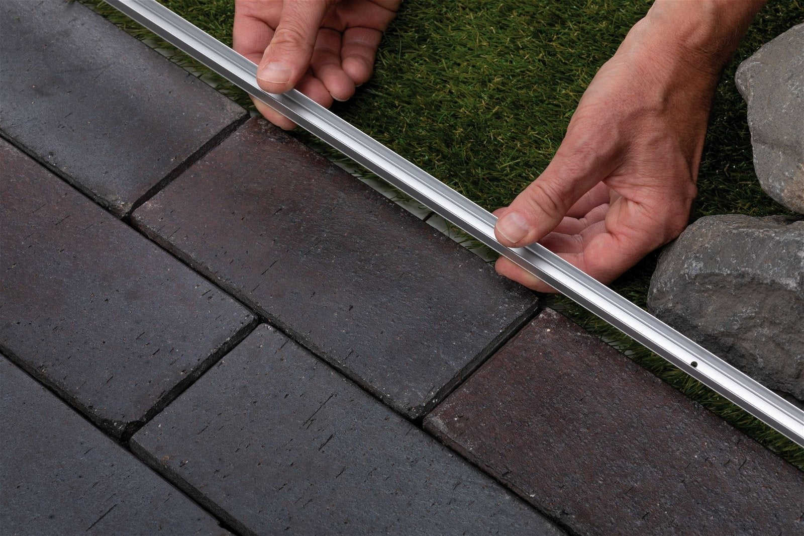 Plug & Shine LED Stripe Smooth Einzelstripe IP68 3000K 12W Schwarz