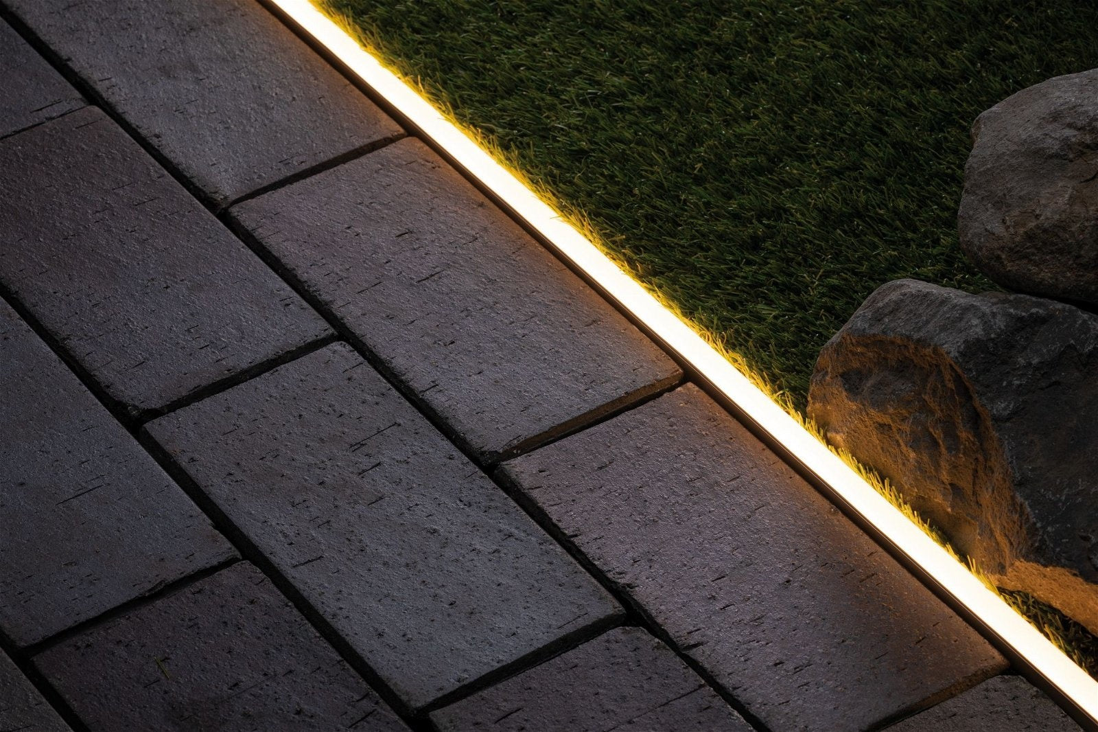 Plug & Shine LED Stripe Smooth Einzelstripe IP68 3000K 12W Schwarz