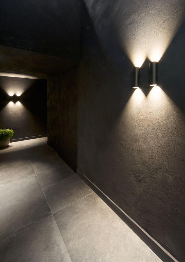 Ray Mini Wandlampe in schwarz im Flur