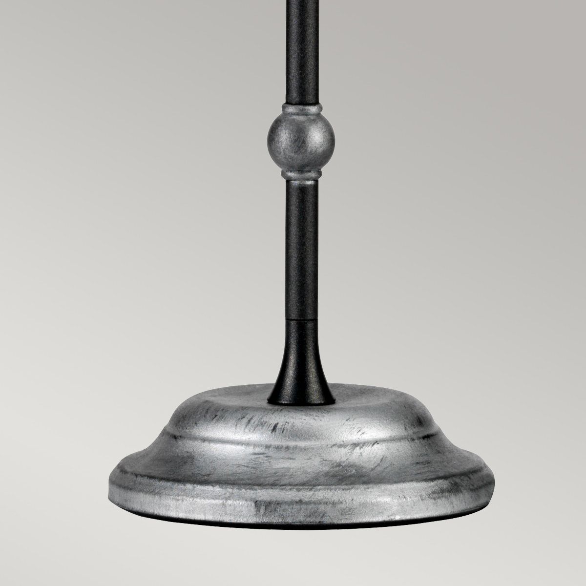 Amarilli 1-flammige Tischlampe mit silbernem Schirm, Schwarz mit silberner Patina