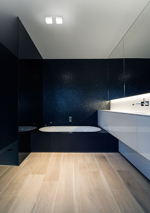 Bad Deckenlamoe aus Glas im Badezimmer