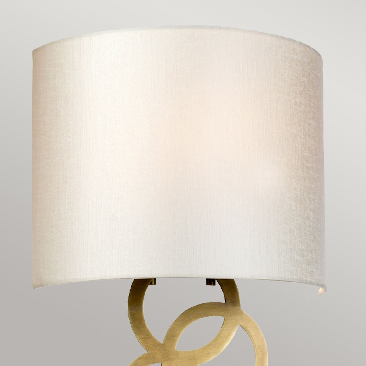 Wandleuchte Curtis Medium, 1 Licht, gealtertes Messing, Lampenschirm aus elfenbeinfarbener Kunstseide