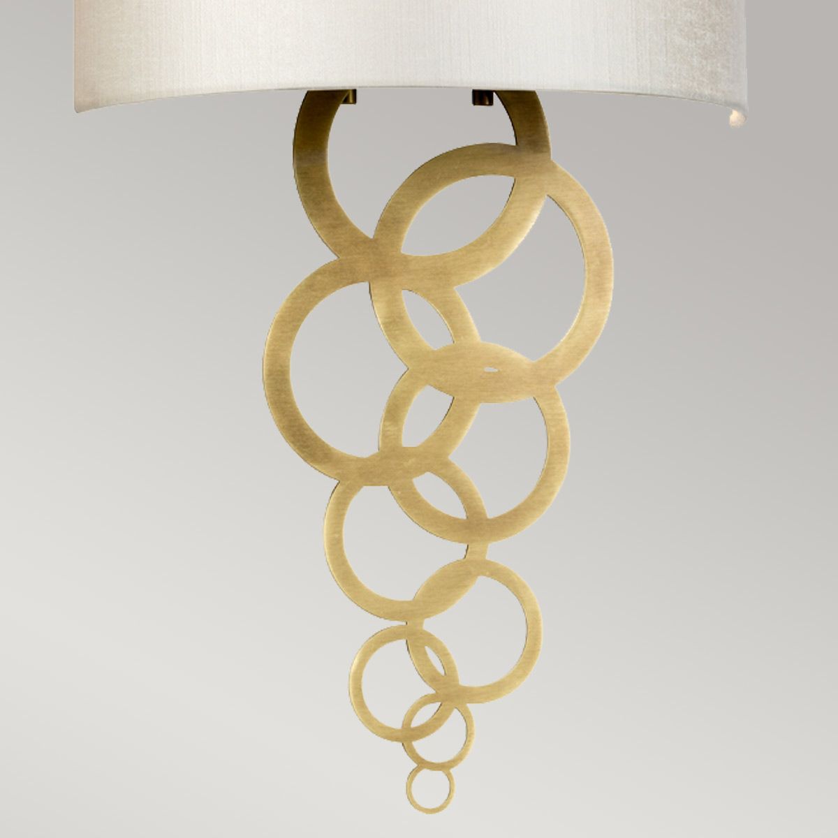 Wandleuchte Curtis Medium, 1 Licht, gealtertes Messing, Lampenschirm aus elfenbeinfarbener Kunstseide