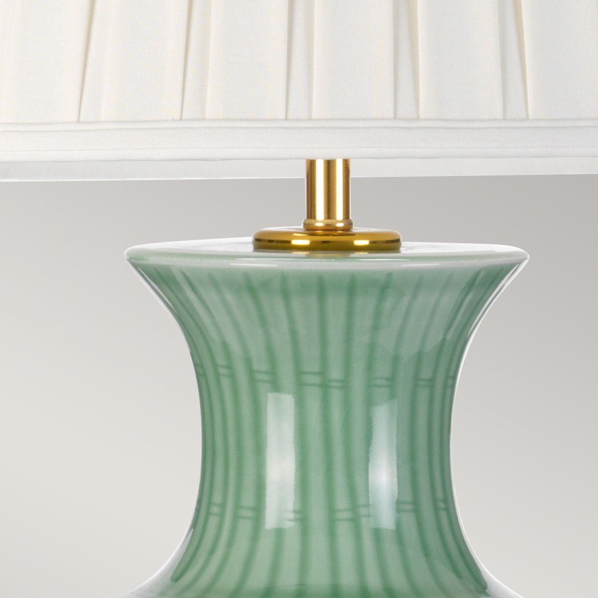 Tischlampe Dalian mit 1 Licht und hohem Empire-Schirm - Seladon mit Elfenbeinschirm