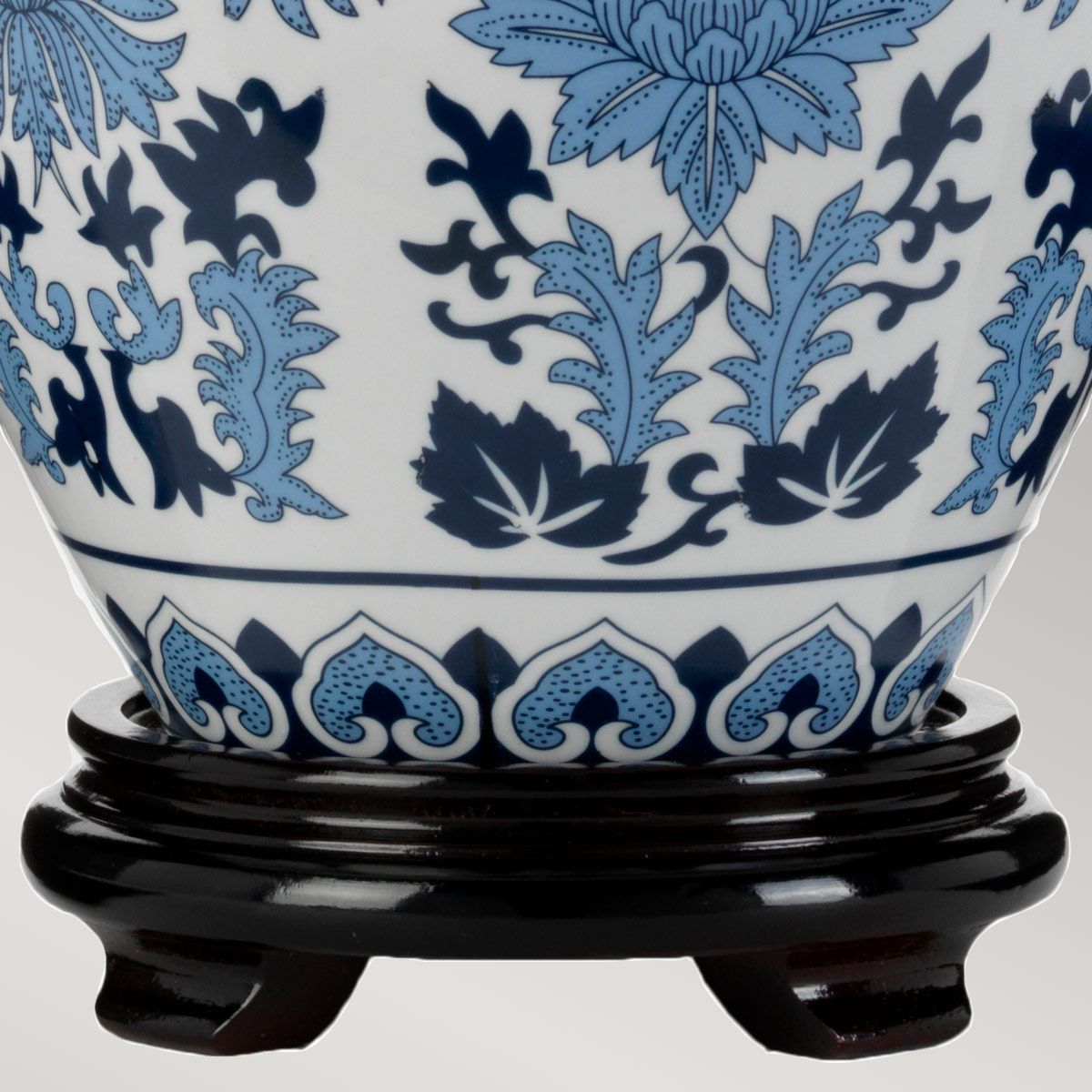 Linyi 1-flammige Tischlampe mit hohem Empire-Schirm - Blau und Weiß mit elfenbeinfarbenem Schirm