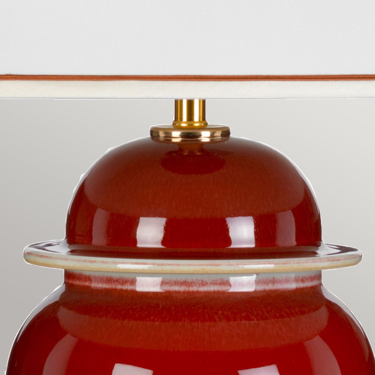 Oxblood Temple Jar 1-flammige Tischlampe mit hohem Empire-Schirm - Ochsenblut mit cremefarbenem Schirm mit elfenbeinfarbenem und goldenem Rand