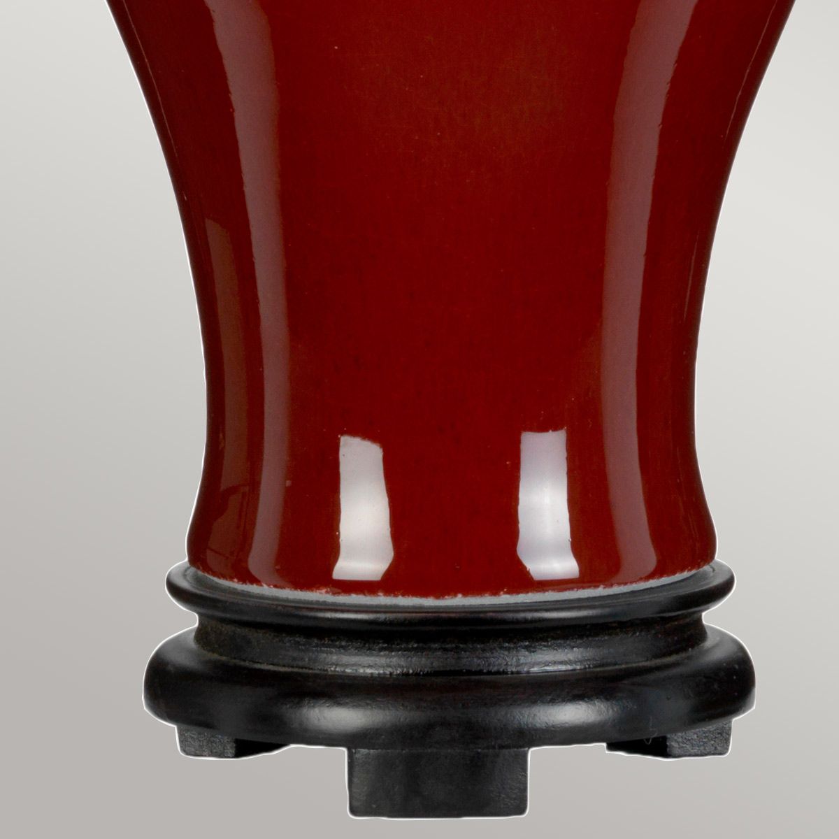 Oxblood Temple Jar 1-flammige Tischlampe mit hohem Empire-Schirm - Ochsenblut mit cremefarbenem Schirm mit elfenbeinfarbenem und goldenem Rand