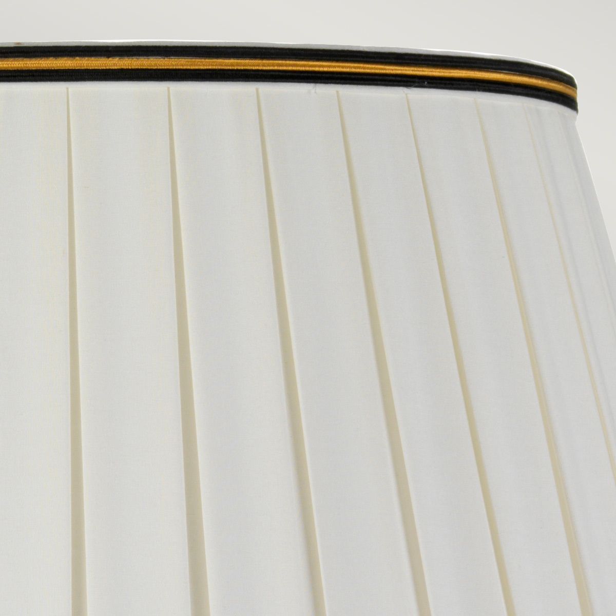 Sashi 1-flammige Tischlampe mit hohem Empire-Schirm - Grün mit Gold und Braun mit Elfenbein mit schwarzem und goldenem Schirmrand