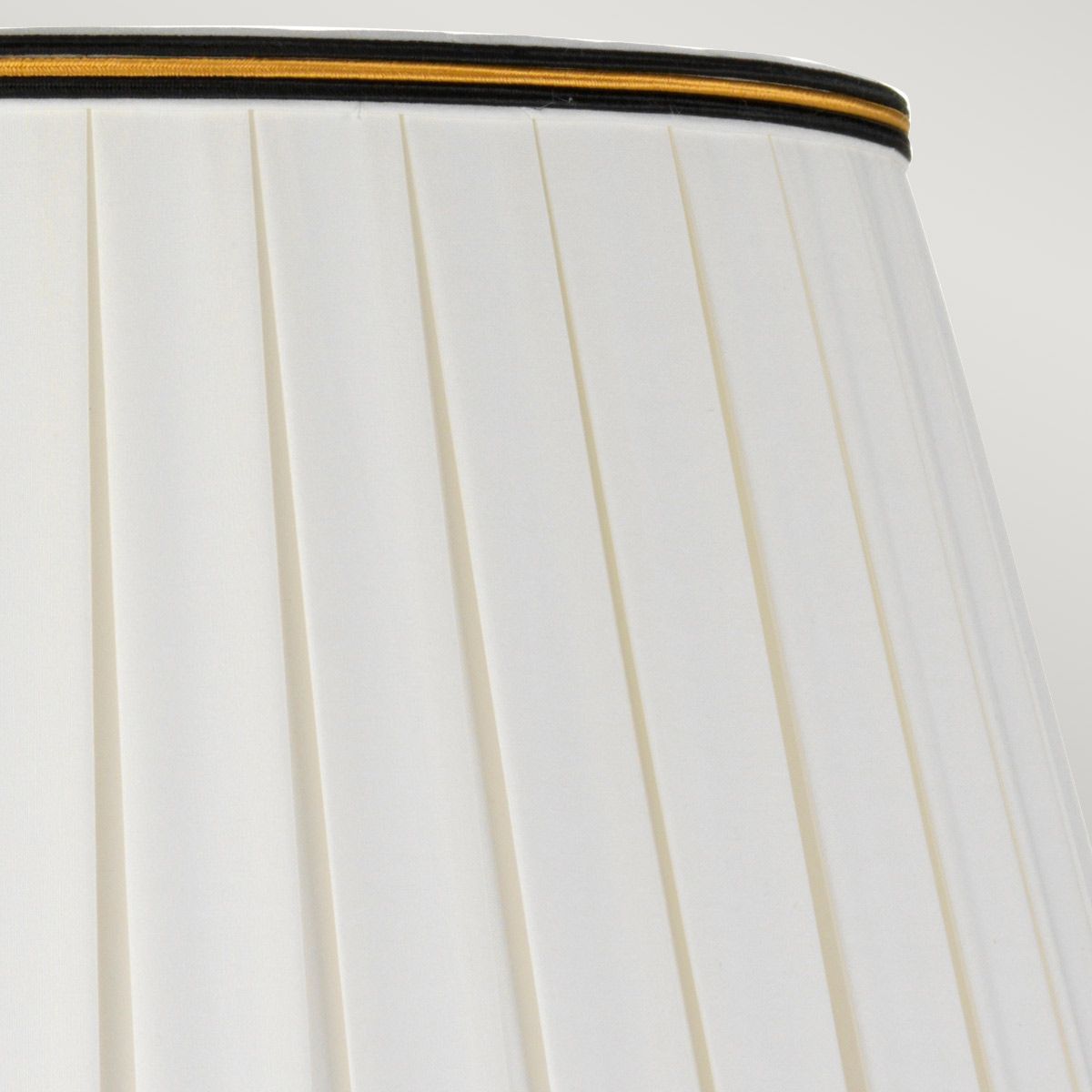 Tischlampe „Taipei“ mit 1 Licht und hohem Empire-Schirm – Schwarz und Gold mit Elfenbein mit schwarzem und goldenem Zierschirm