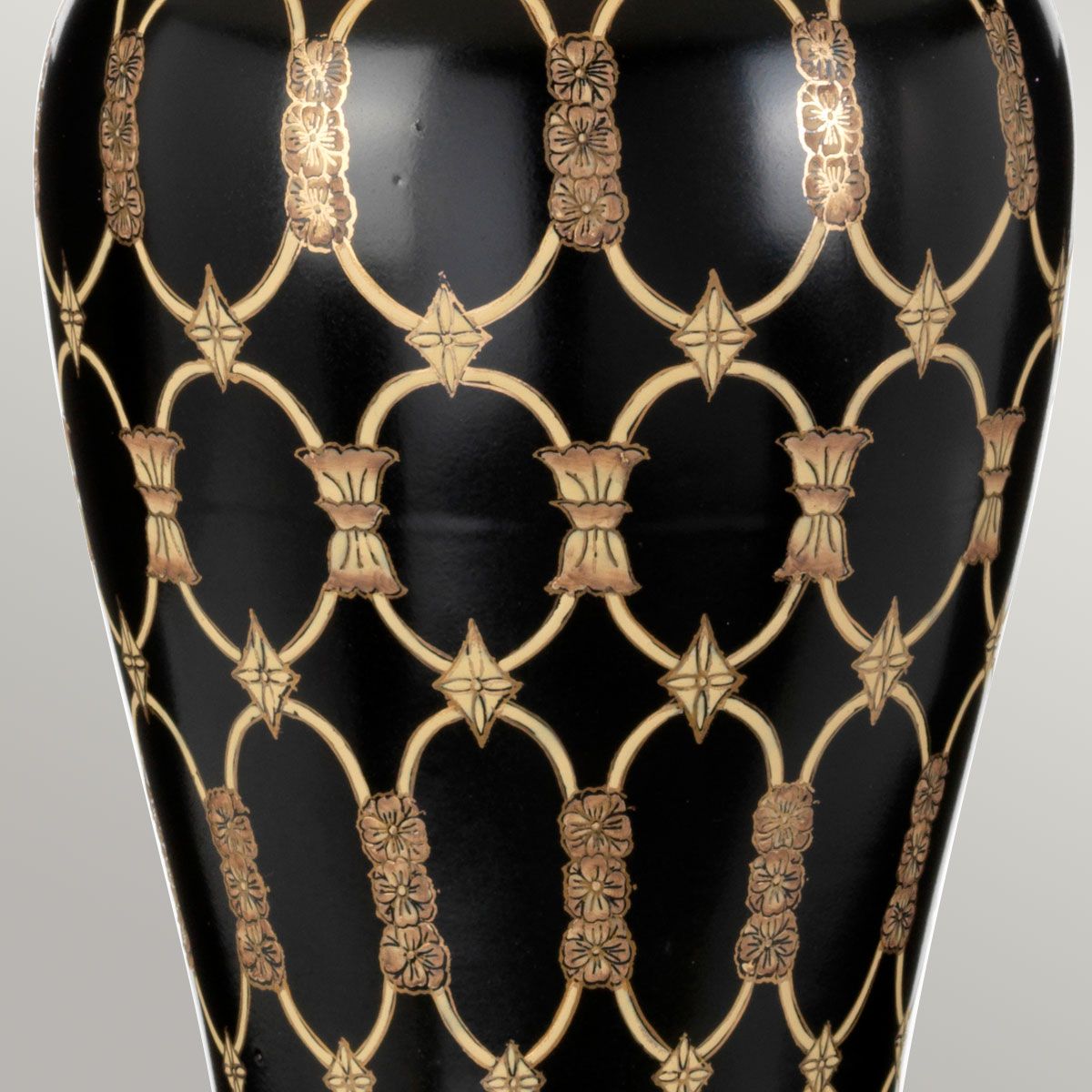Tischlampe „Taipei“ mit 1 Licht und hohem Empire-Schirm – Schwarz und Gold mit Elfenbein mit schwarzem und goldenem Zierschirm