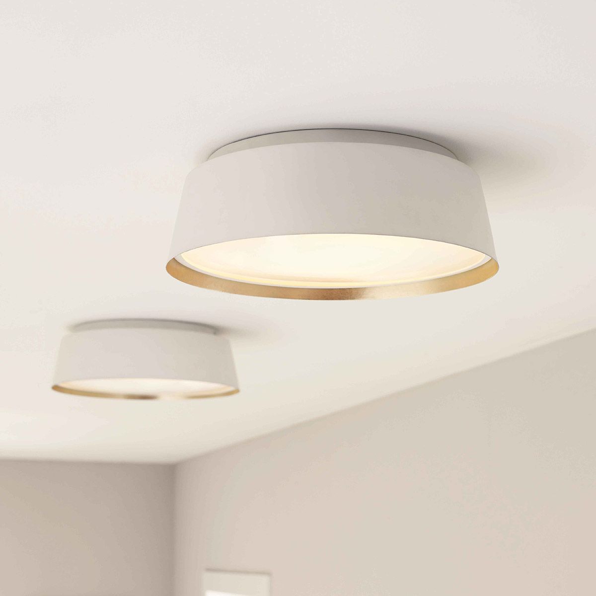 Deckenleuchte Asher 3-flammig - Mattweiß und Gold - Elsteadlighting - leuchtengrosshandel24