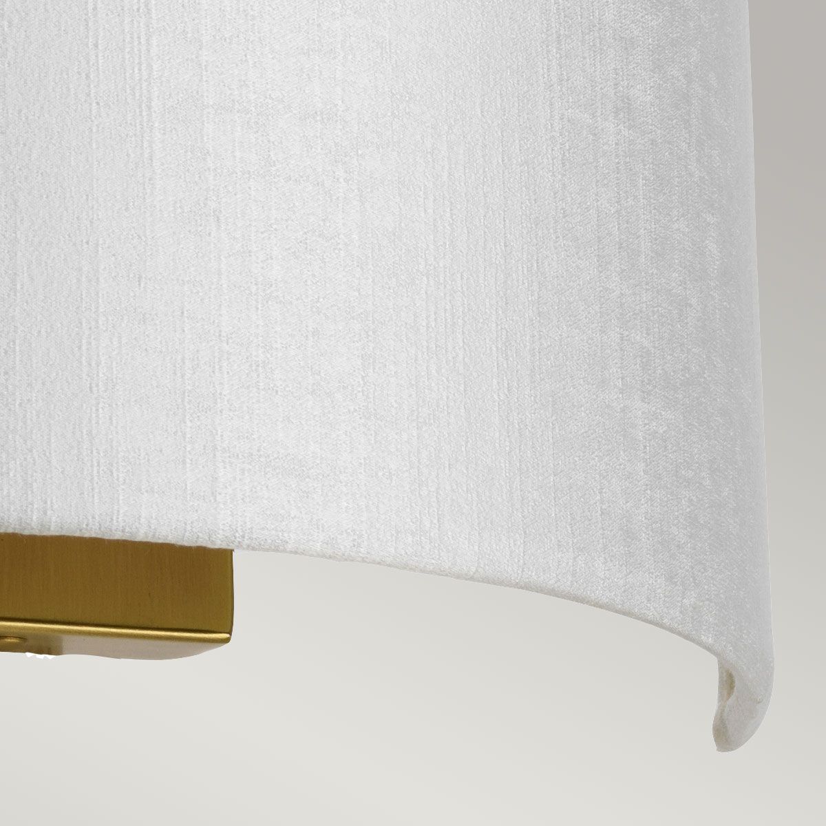 Gebogene Wandleuchte Cooper, mittelgroß, mit Rückplatte aus gealtertem Messing und elfenbeinfarbenem Schirm - Elsteadlighting - leuchtengrosshandel24