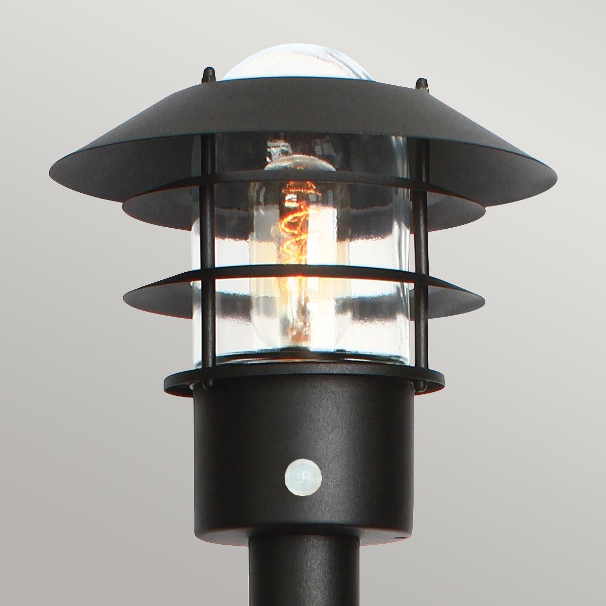 Helsingor 1 - flammige Pollerlaterne mit PIR - Schwarz - Elsteadlighting - HELSINGOR - PIR - BOL - BK