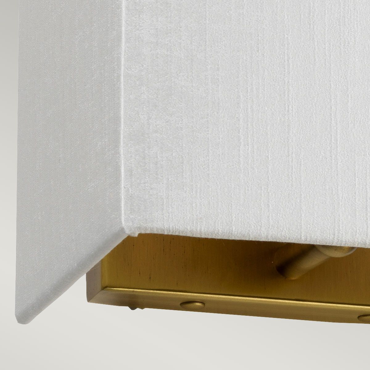 Kleine rechteckige Wandleuchte Riley mit Rückplatte aus gealtertem Messing und elfenbeinfarbenem Schirm - Elsteadlighting - DL - RILEY - S - IV - AB