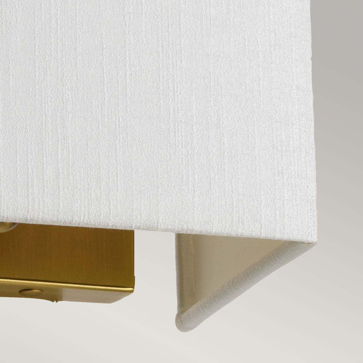 Kleine rechteckige Wandleuchte Riley mit Rückplatte aus gealtertem Messing und elfenbeinfarbenem Schirm - Elsteadlighting - DL - RILEY - S - IV - AB