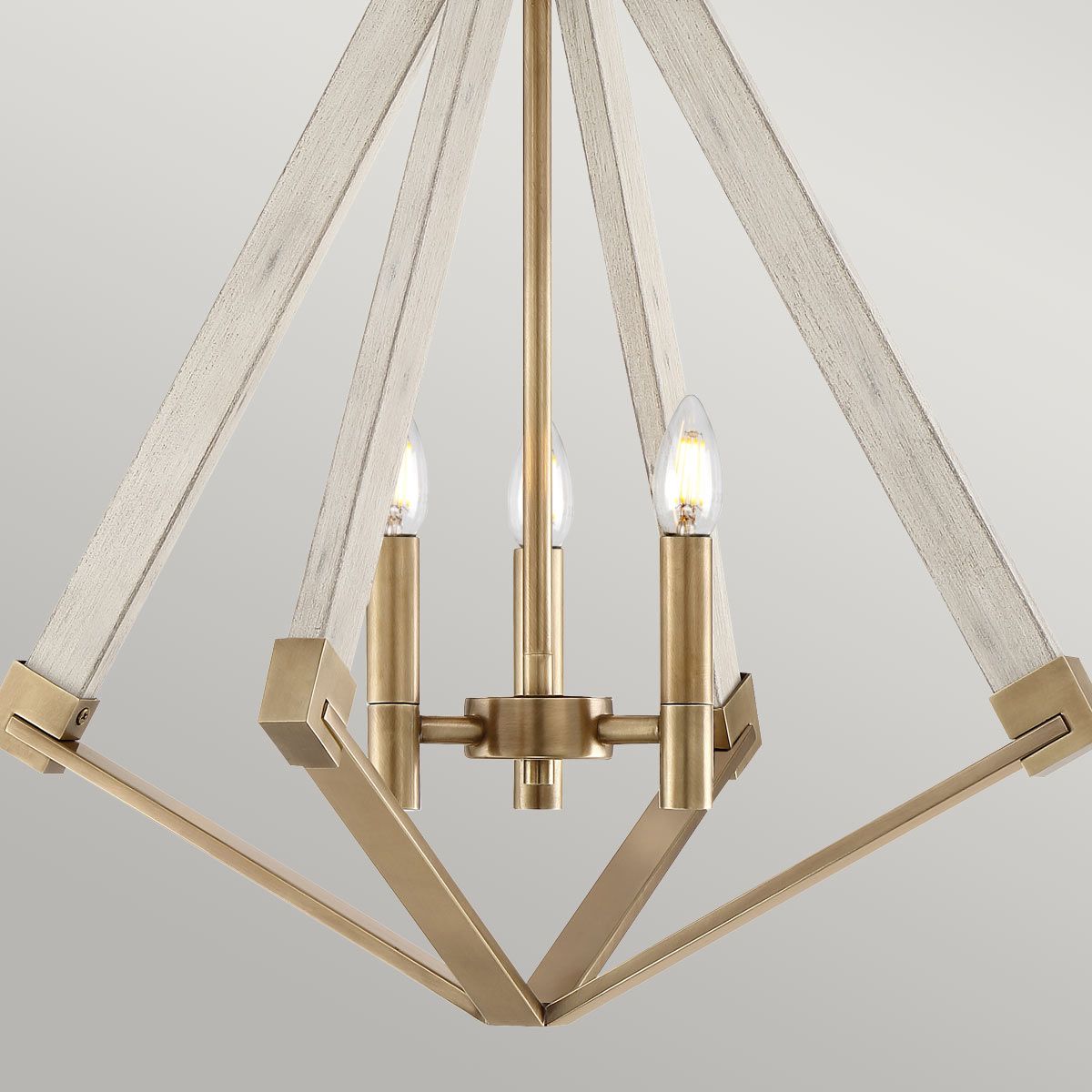 Kronleuchter mit 3 Lichtern von View Point – weiß getünchte Holzoptik und verwittertes Messing - Elsteadlighting - QZ - VIEW - POINT - S