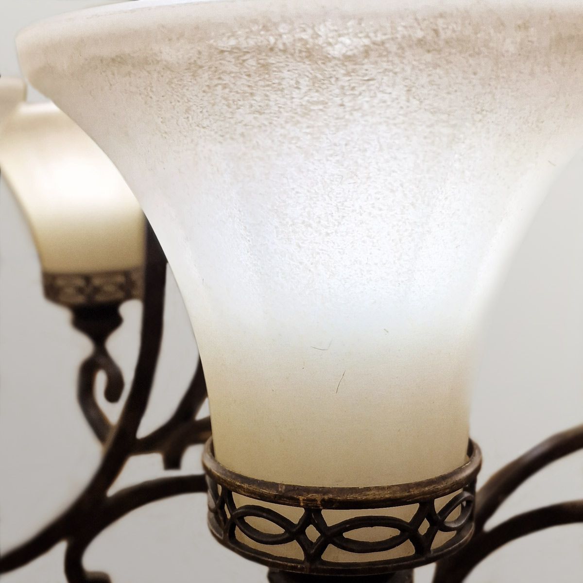 Kronleuchter mit 6 Lichtern für das Wohnzimmer – Walnuss - Elsteadlighting - leuchtengrosshandel24