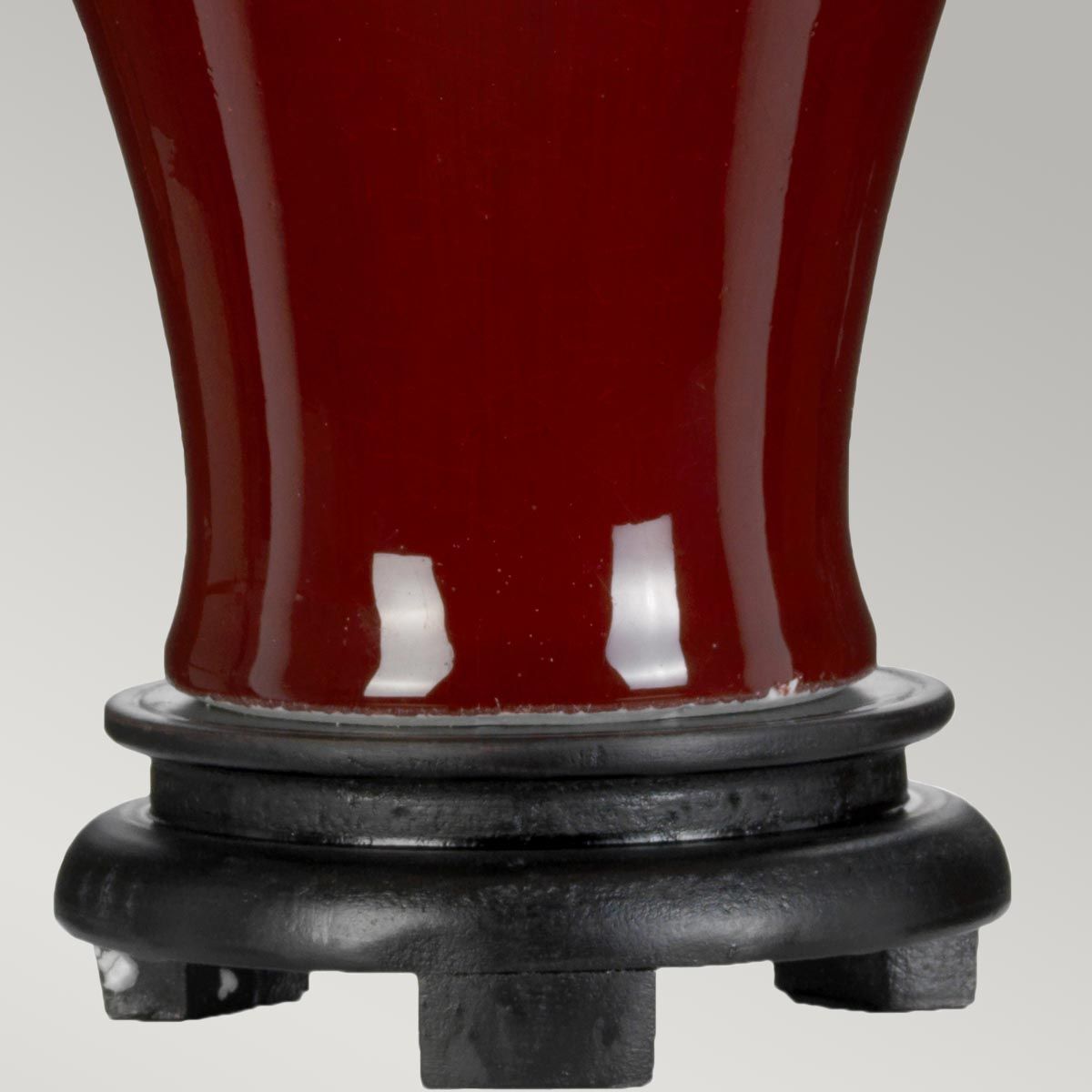 Majin 1-flammige Tischlampe mit hohem Empire-Schirm - Ochsenblut mit Creme mit burgunderfarbenem und goldenem Schirmrand - Elsteadlighting - leuchtengrosshandel24