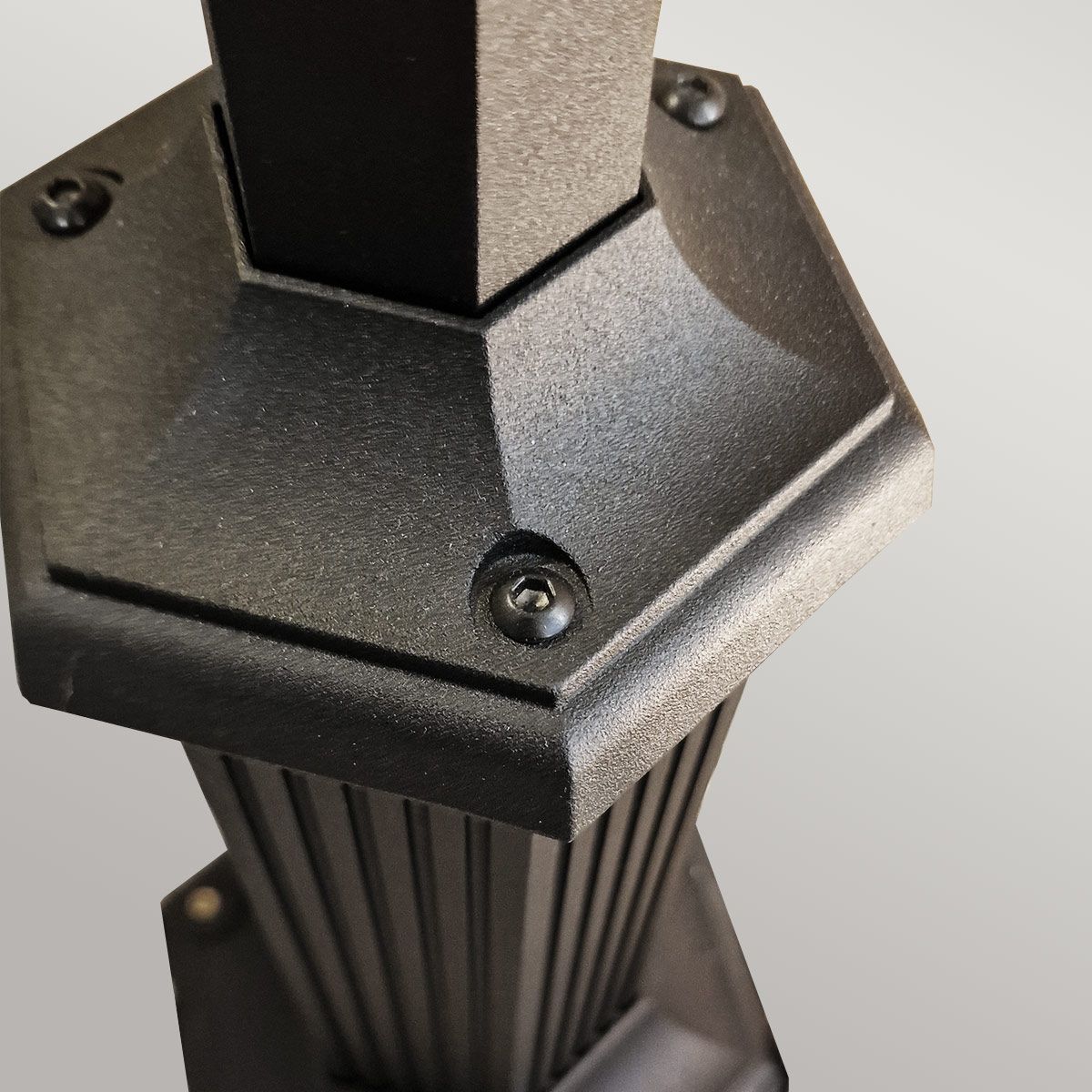 Parish 1 - flammiger Laternenpfahl - Schwarz - Elsteadlighting - PR6 - BLACK