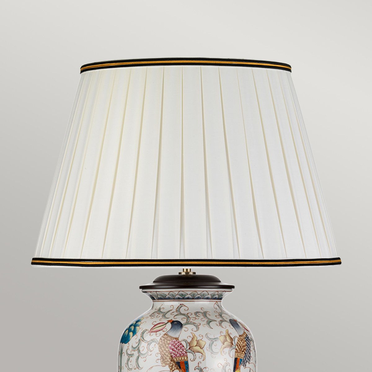 Tischlampe Ping mit 1 Licht, Creme mit bunten Vögeln und elfenbeinfarbenem Schirm mit schwarzem und goldenem Rand - Elsteadlighting - DL - PING - TL