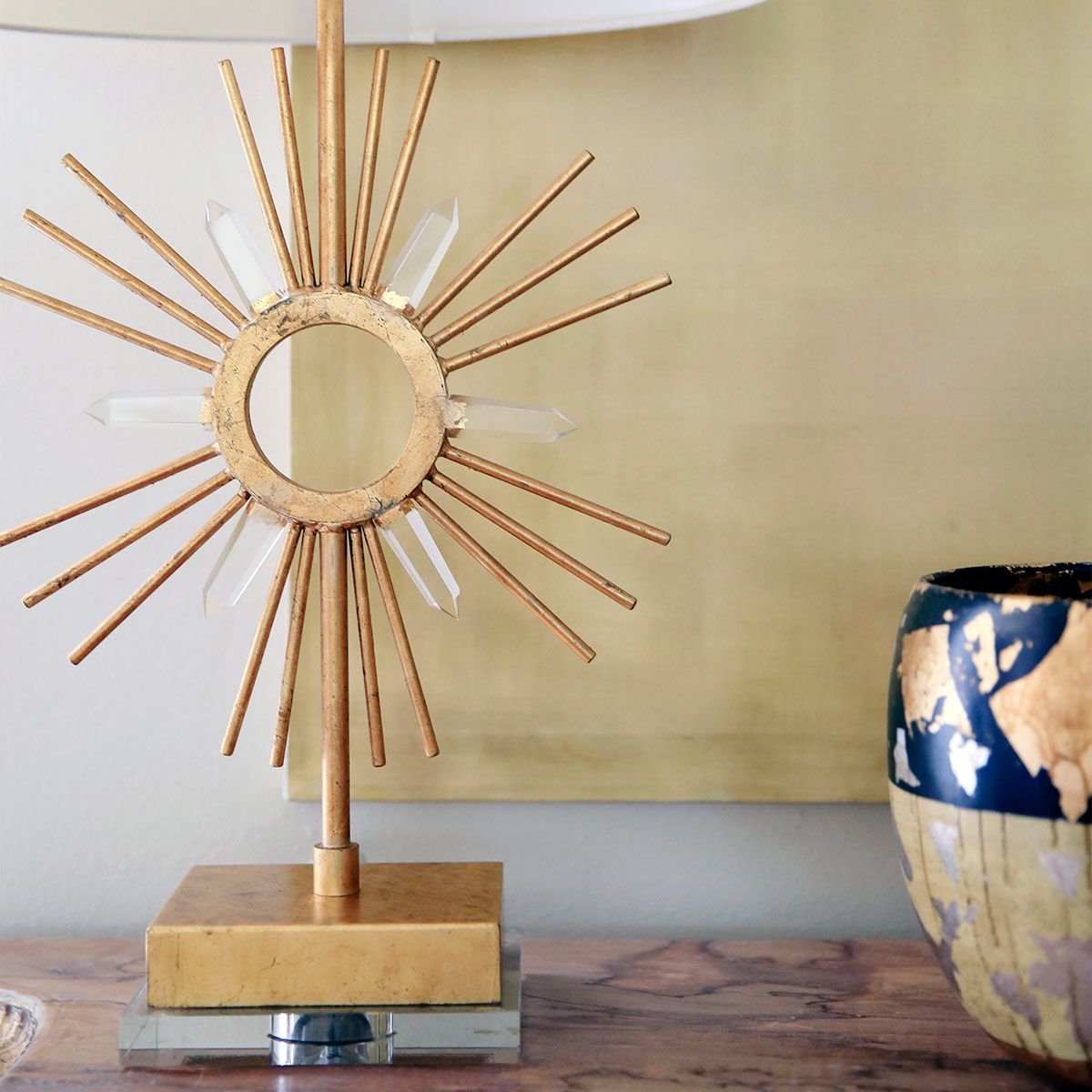 Tischlampe Sun King, 1-flammig, Antik-Gold, cremefarbener Schirm - Elsteadlighting - leuchtengrosshandel24