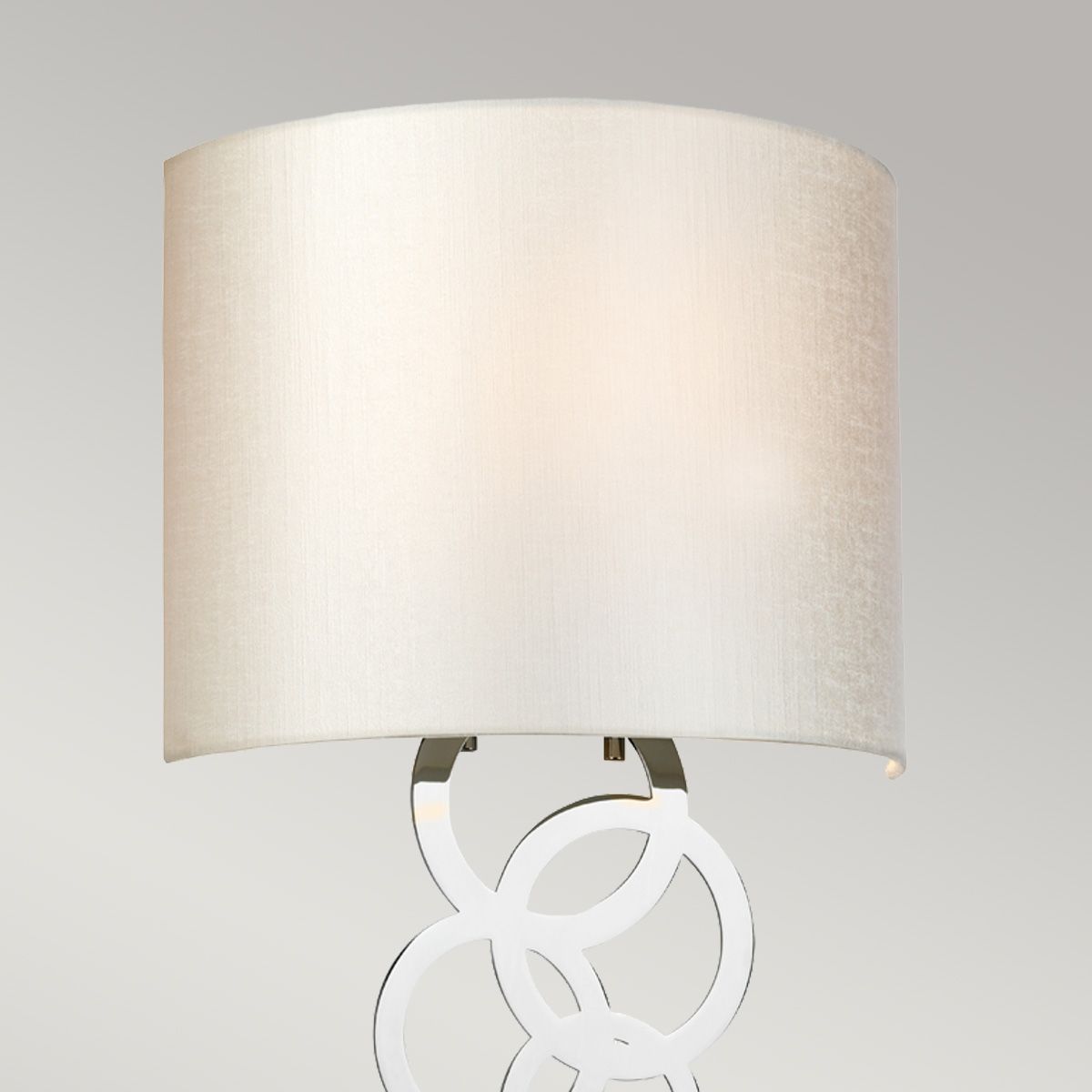 Wandleuchte Curtis, mittelgroß, 1 Licht, poliertes Chrom, Lampenschirm aus elfenbeinfarbener Kunstseide - Elsteadlighting - leuchtengrosshandel24