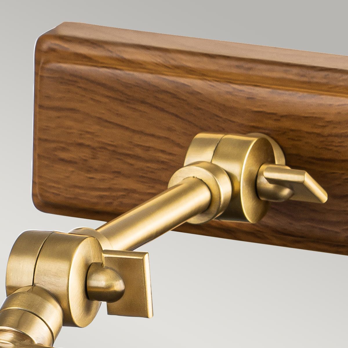 Winchfield 2lt mittelgroße Bilderleuchte – gealtertes Messing und Eicheneffekt - Elsteadlighting - WINCHFIELD - PLM - AB - OAK