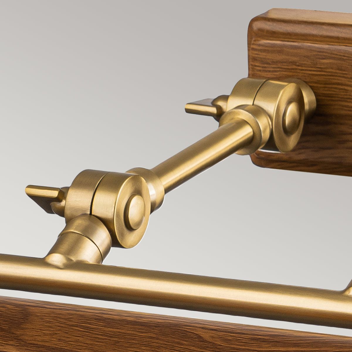 Winchfield 4lt Große Bilderleuchte - Gealtertes Messing & Eicheneffekt - Elsteadlighting - WINCHFIELD - PLL - AB - OAK