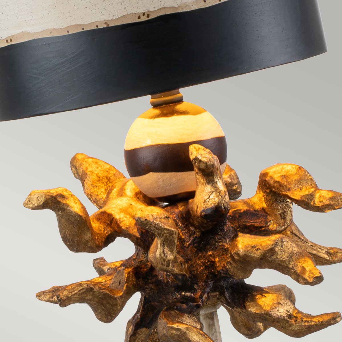 Tischlampe Dominique mit 1 Licht, Blattgold, Schwarz mit schwarz-cremefarbenem gestreiftem Schirm