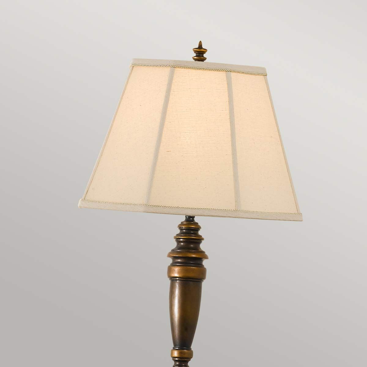 Lincolndale 1-flammige Stehlampe - Astralbronze mit natürlichem Schirm