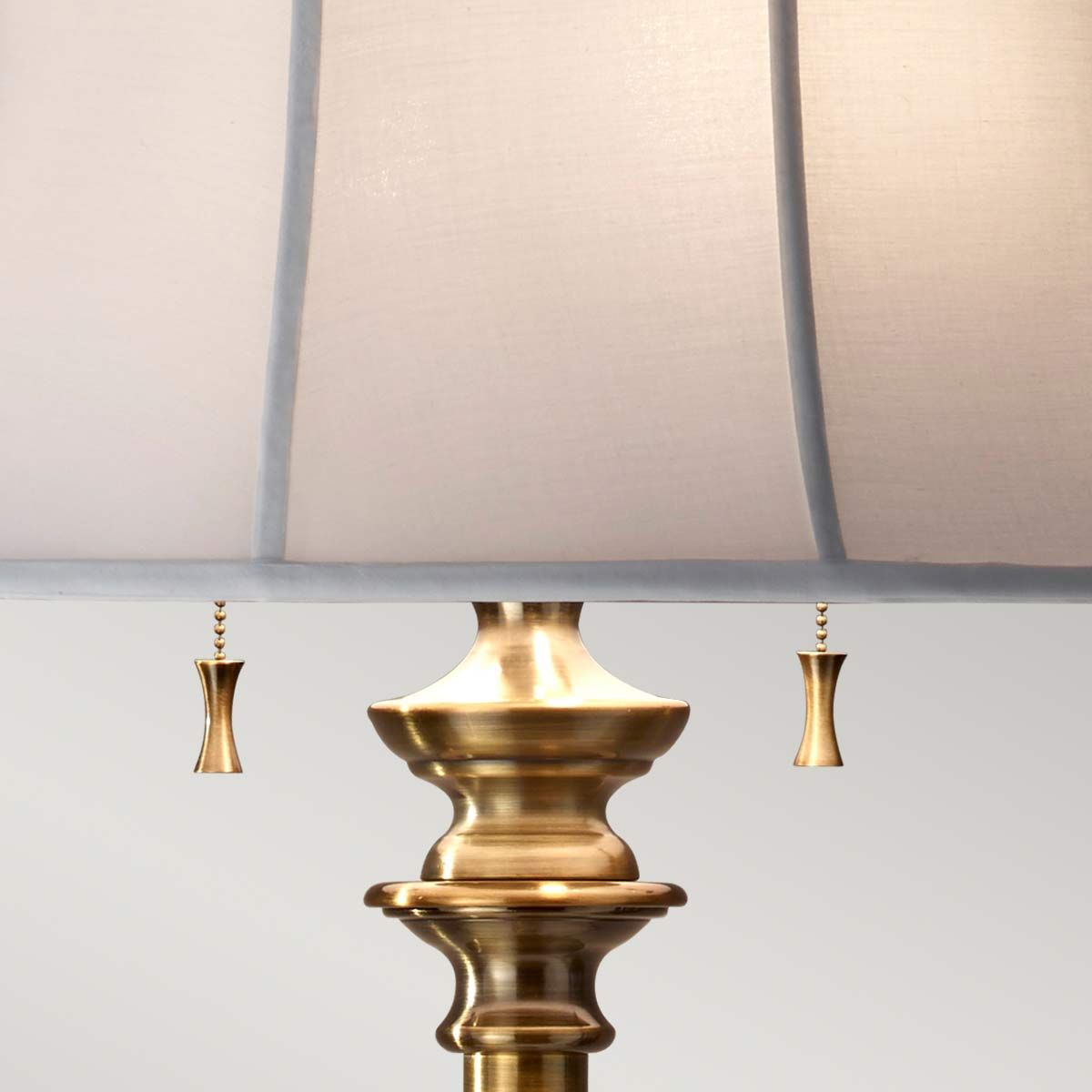 Stateroom 2-flammige Stehlampe - Bali Messing mit weißem Schirm