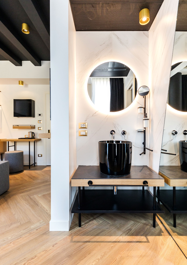 ray 1.0. runde goldene deckenlampe im wohnbereich