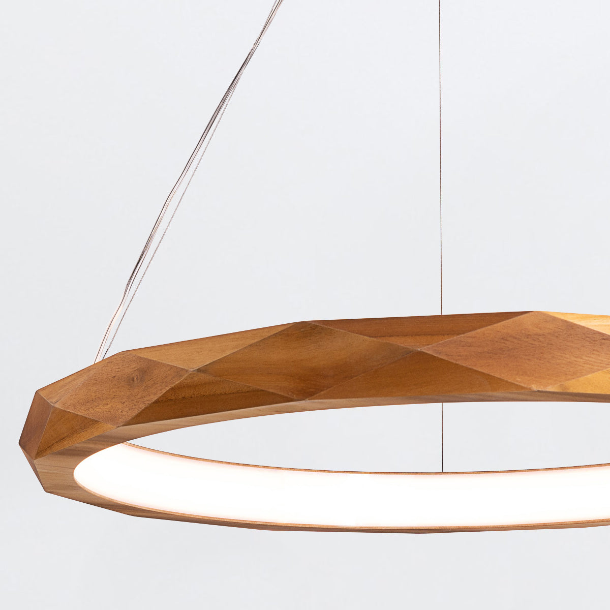 Angular LED Pendelleuchte aus Teakholz