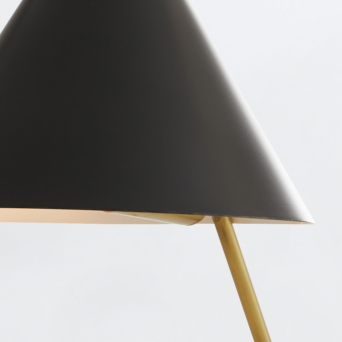 Arteriors Jenkins Tischleuchte 1-flammig in Bronze und Antikmessing