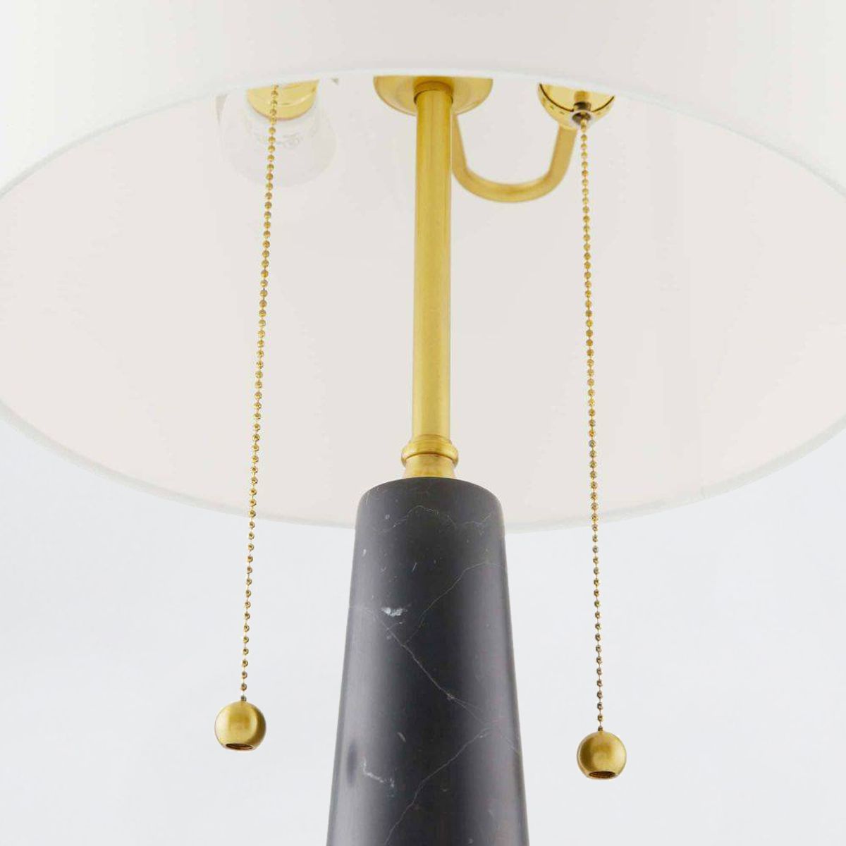 Arteriors Sidney Tischleuchte 2-flammig in schwarzer Marmor with Antikmessing