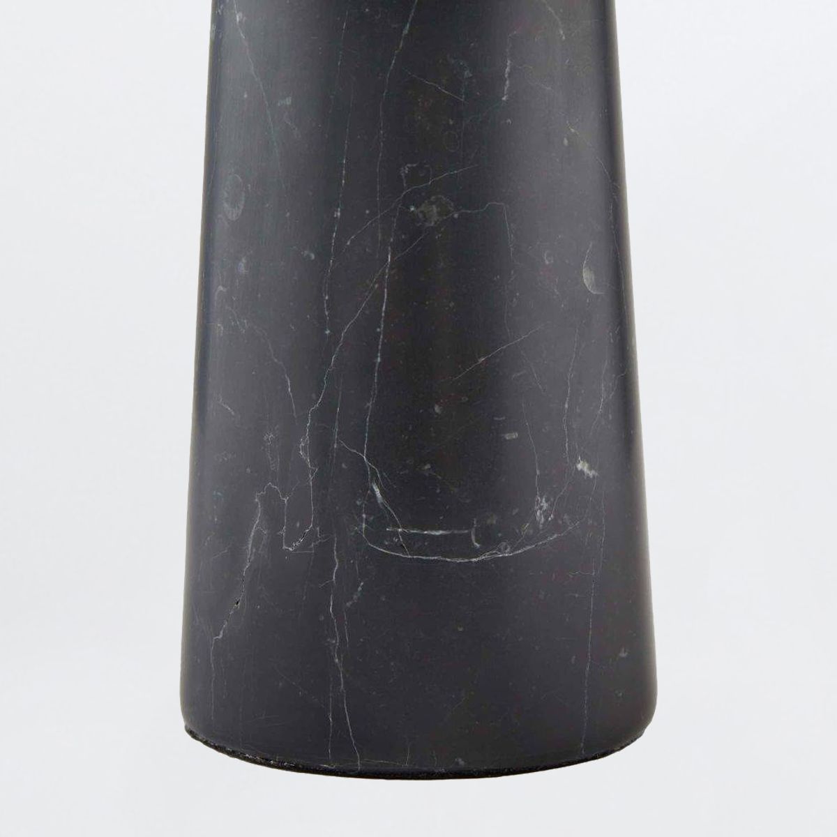 Arteriors Sidney Tischleuchte 2-flammig in schwarzer Marmor with Antikmessing
