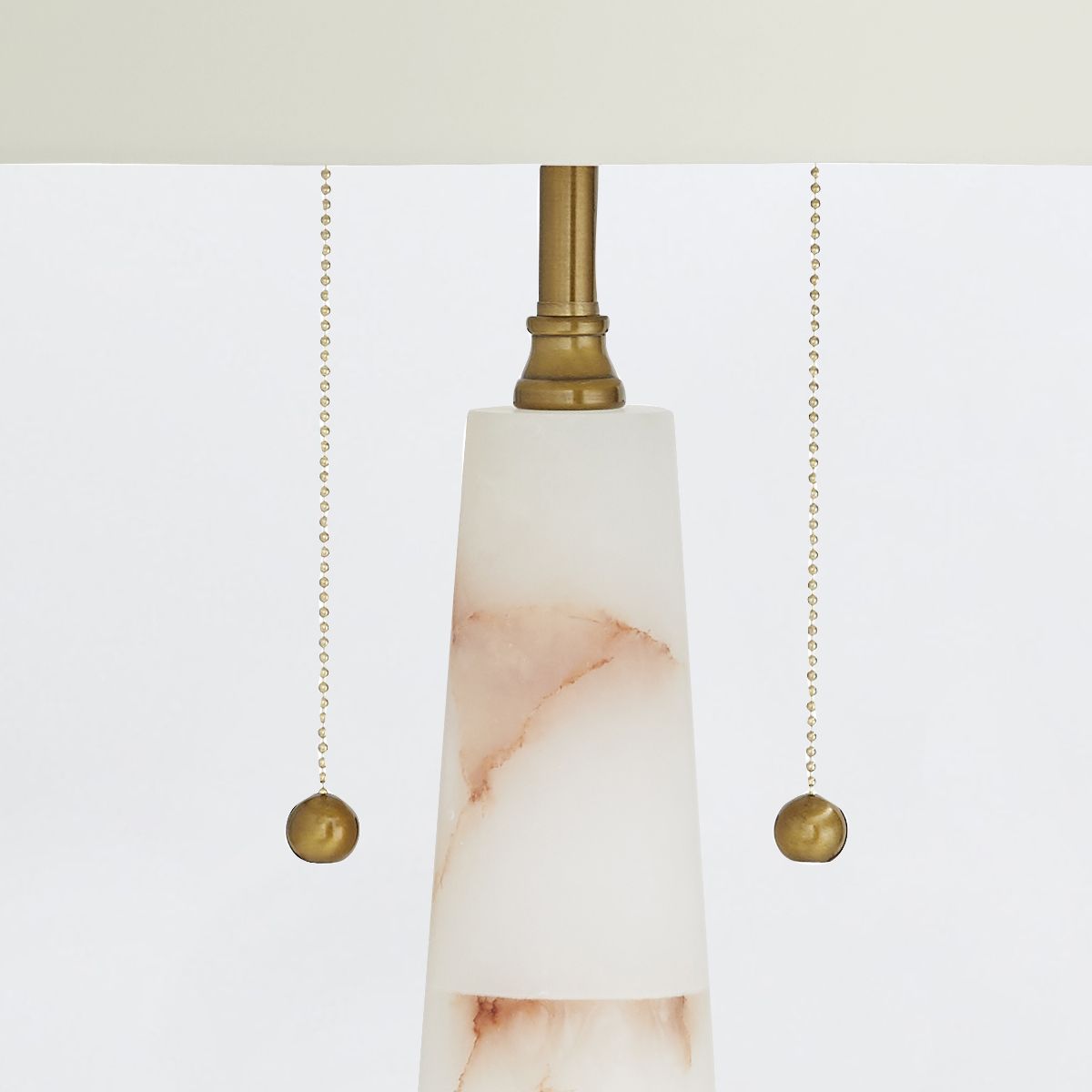 Arteriors Sidney Tischleuchte 2-flammig in weißer Alabaster with Antikmessing