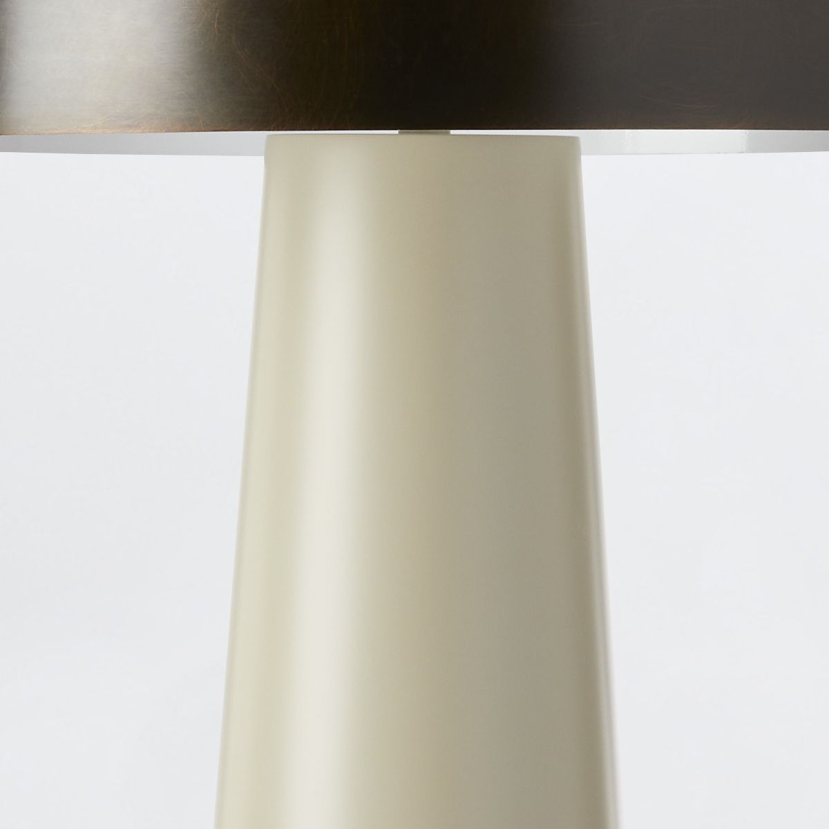 Arteriors Williams Tischleuchte 2-flammig in englische Bronze und Taupe