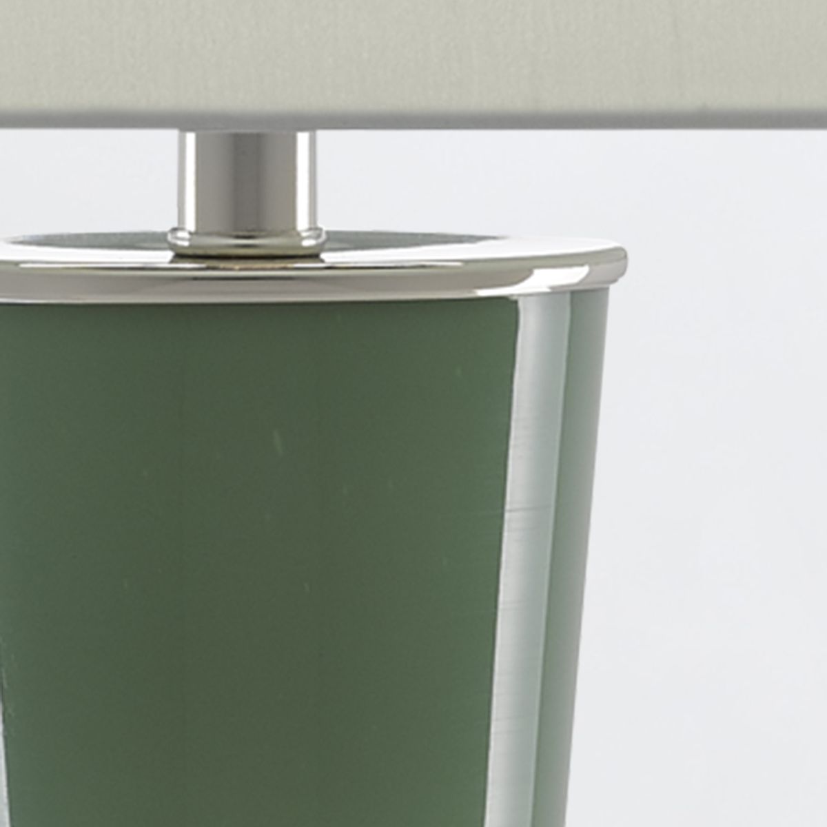Currey & Company – Duende Tischleuchte 1-flammig Grün/Silber