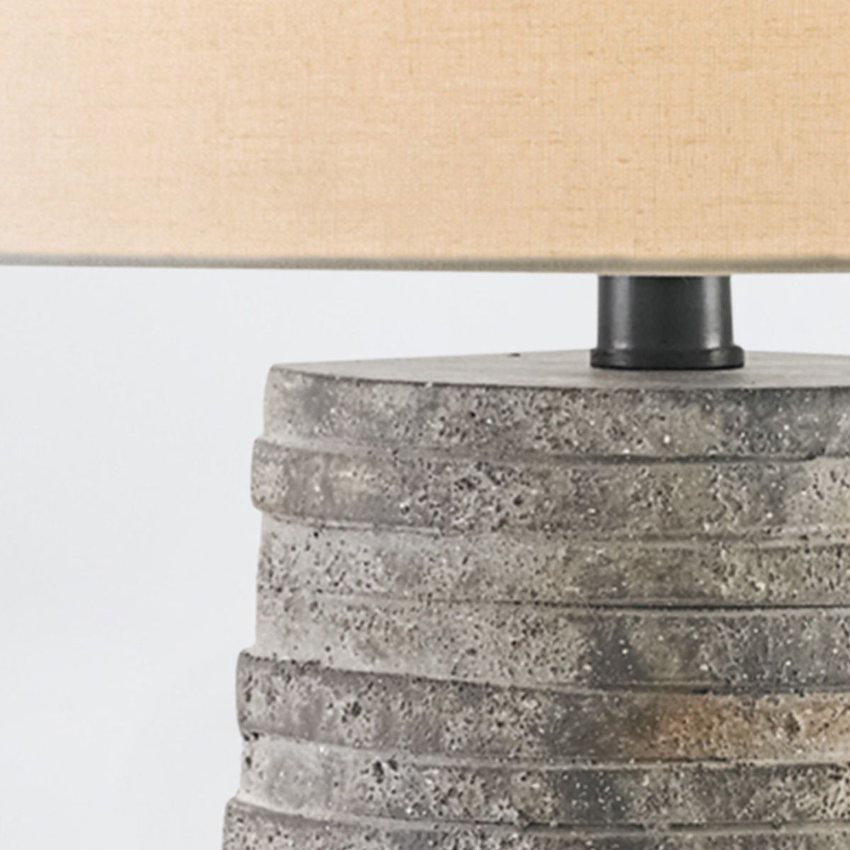 Currey & Company – Innkeeper Tischleuchte 1-flammig Grau