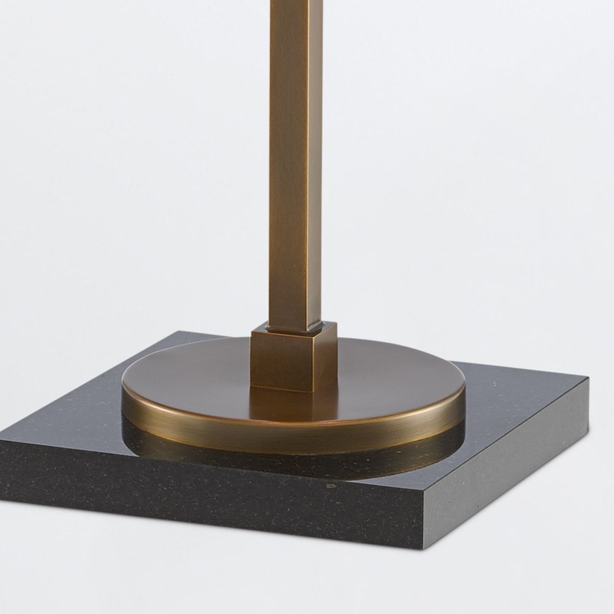 Currey & Company – Jacobi Tischleuchte 3-flammig Gold