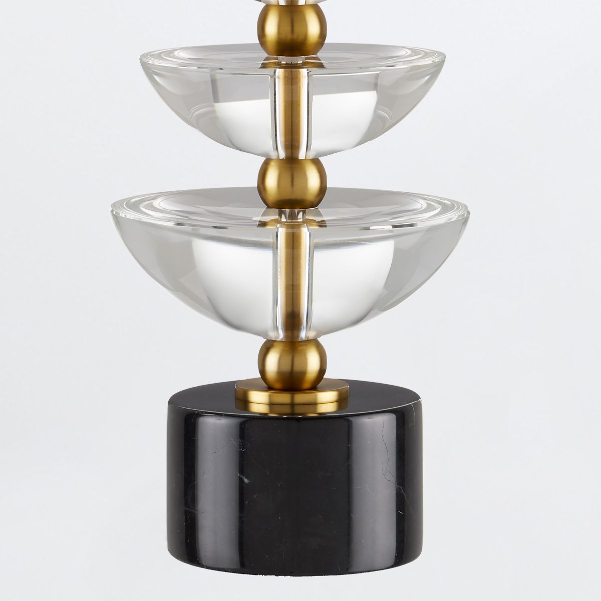 Currey & Company – Waterfall Tischleuchte 1-flammig Gold