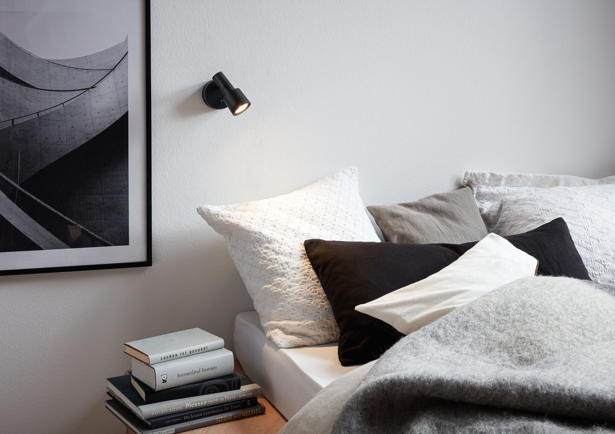 Wand-Leselampe neben dem Bett – gerichtetes Licht im Schlafzimmer