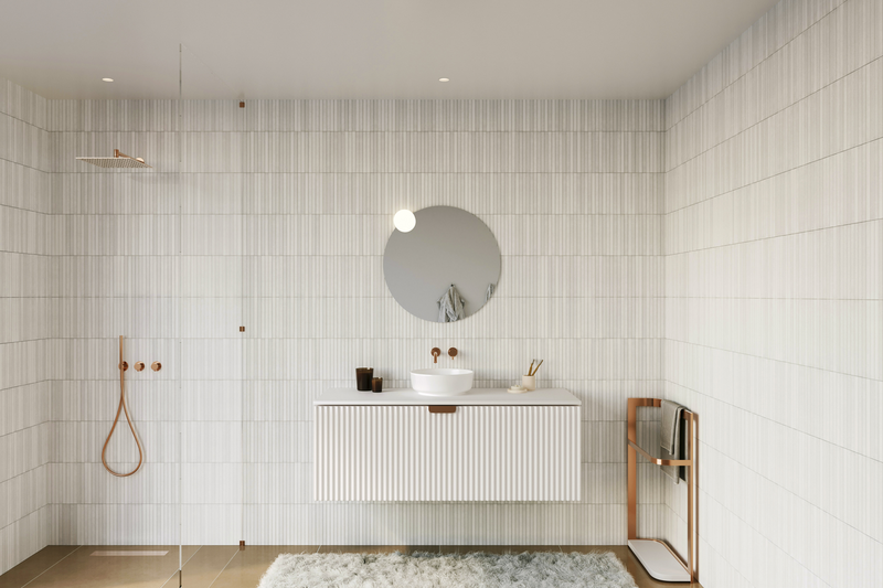 Spiegelleuchte direkt am Spiegel befestigt im modernen Badezimmer