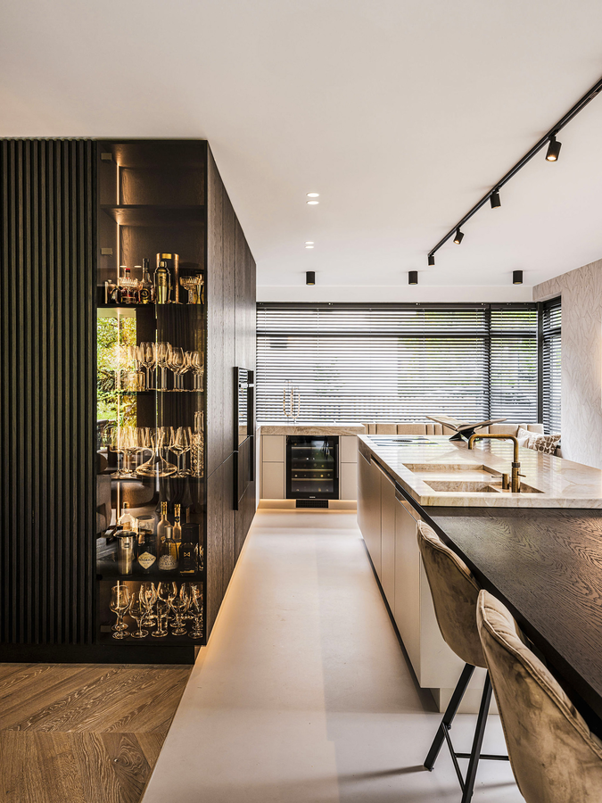 Schienensystem mit Spots in moderner Architektur