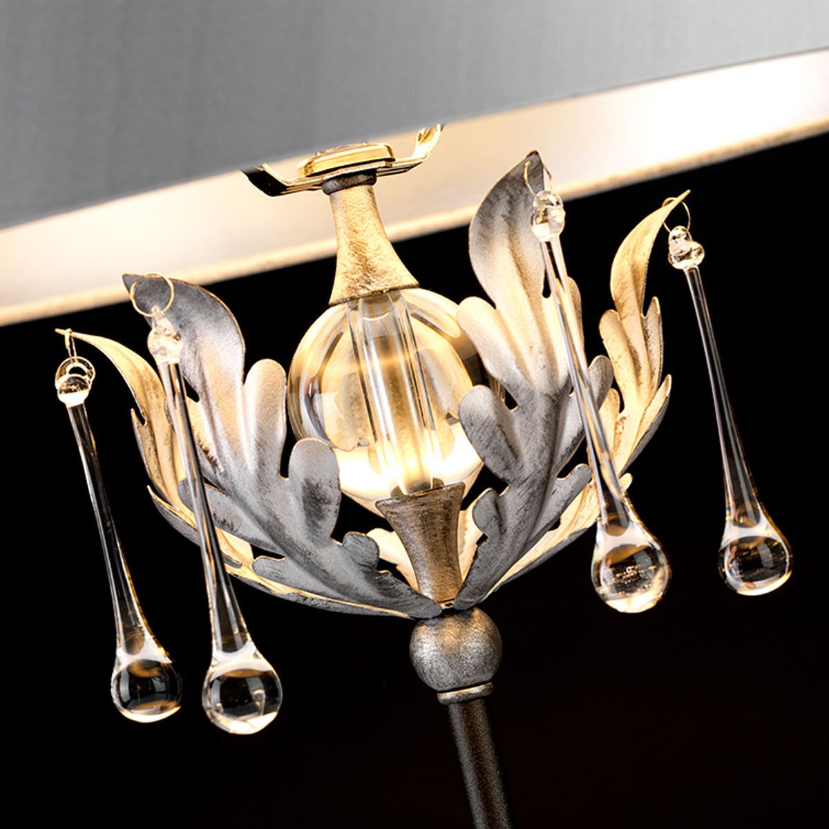 Amarilli 1-flammige Tischlampe mit silbernem Schirm, Schwarz mit silberner Patina