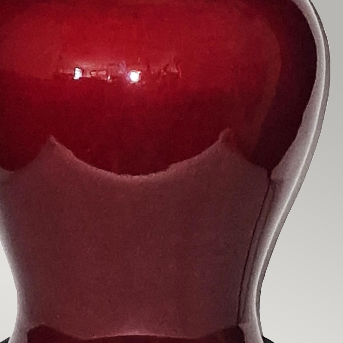 Majin Oxblood Red Jar Tischlampe mit 1 Licht und Polycotton-Schirm – Ochsenblut mit Creme mit burgunderfarbenem und goldenem Soutach-Besatz