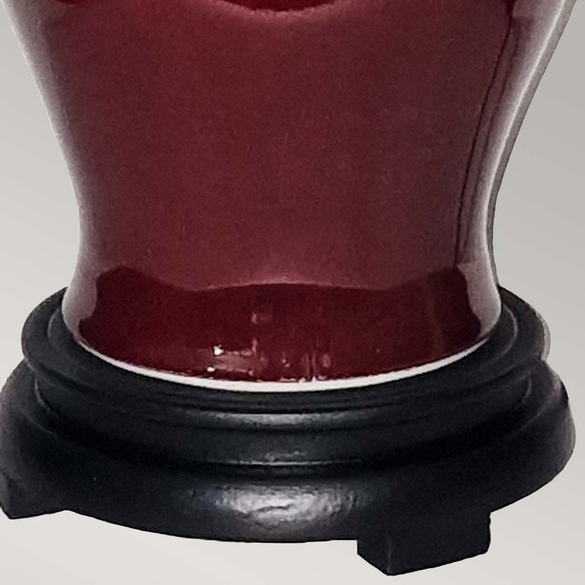 Majin Oxblood Red Jar Tischlampe mit 1 Licht und Polycotton-Schirm – Ochsenblut mit Creme mit burgunderfarbenem und goldenem Soutach-Besatz