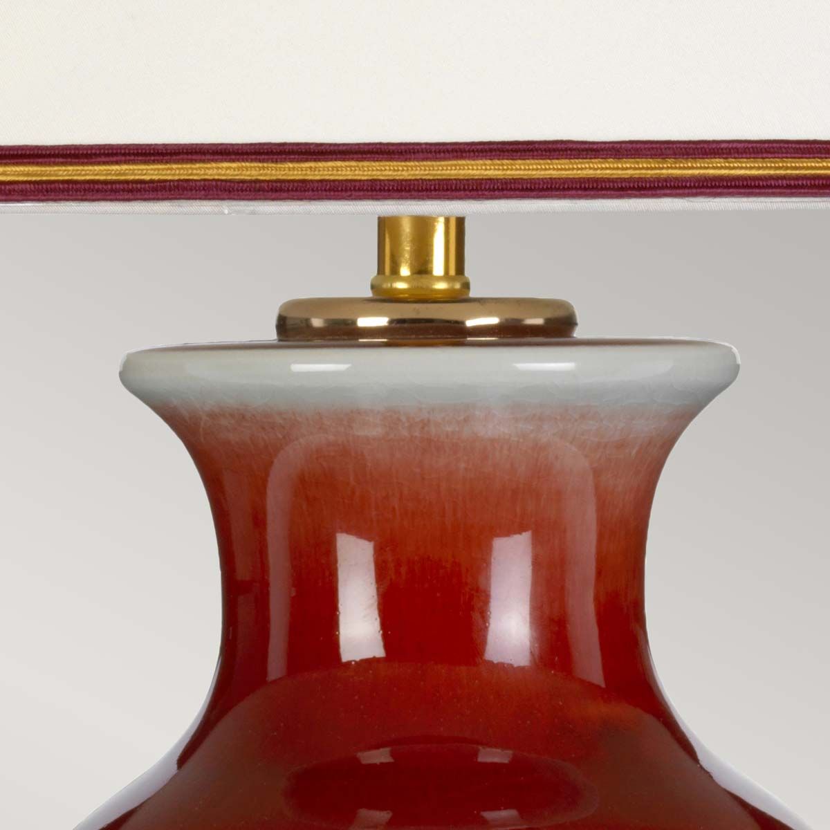 Majin 1-flammige Tischlampe mit hohem Empire-Schirm - Ochsenblut mit Creme mit burgunderfarbenem und goldenem Schirmrand